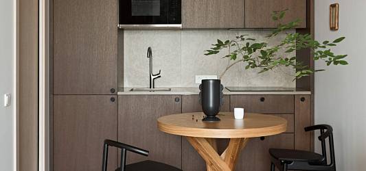 Земляные тона и темное дерево: кухня в апартаментах с керамогранитом Terraviva Грейдж
