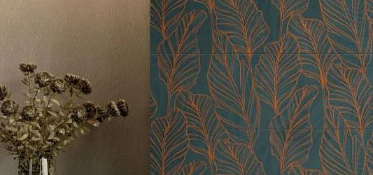 Природные мотивы в интерьере: цветочные принты в дизайне гостиной