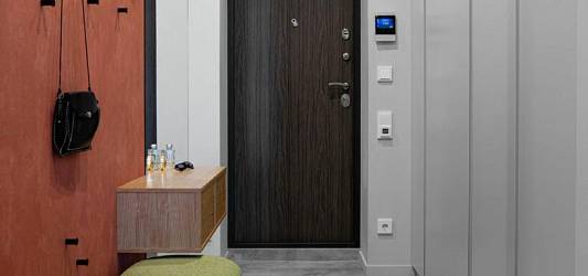 Яркие акценты: контрастная прихожая с характером